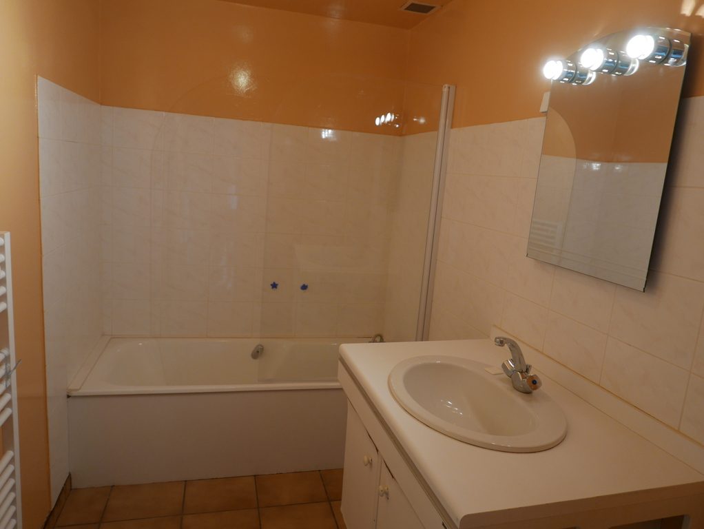 La salle de bain du Colomby 1, avec baignoire