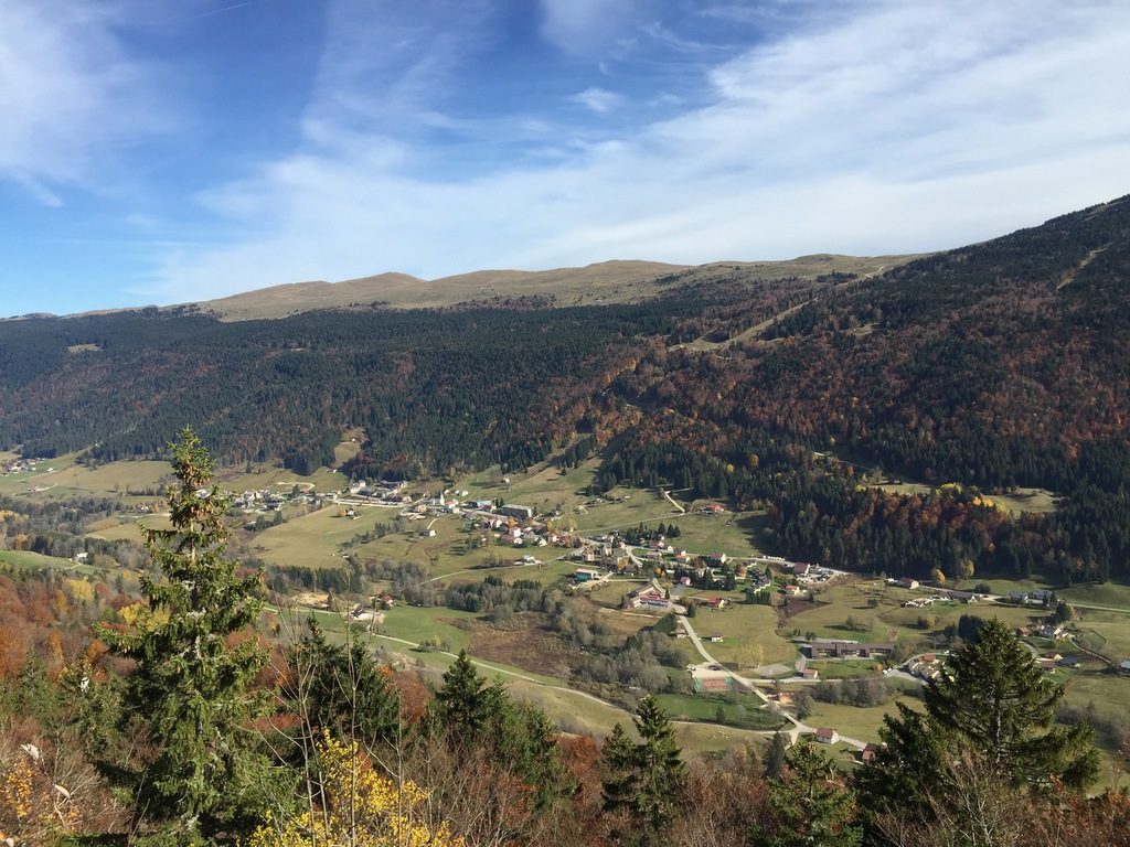 Vue sur la vallée et les crêtes du Jura