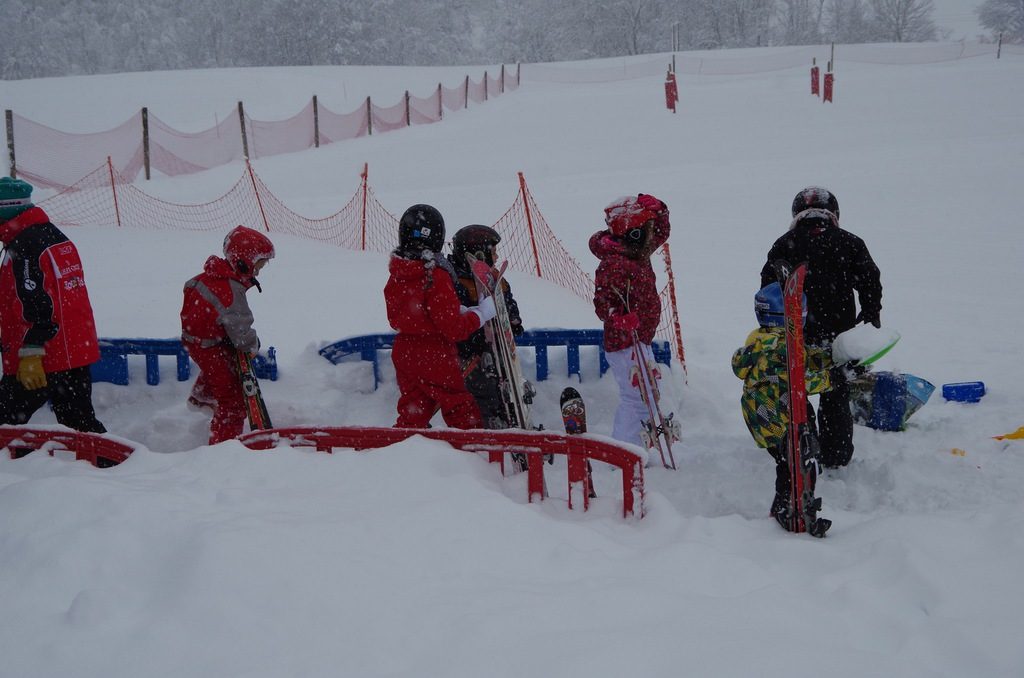 Enfants au jardin des neiges de la station