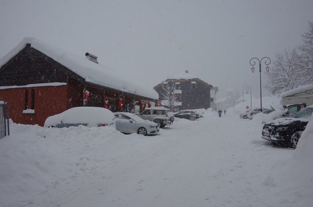 Lélex sous la neige, chalets et voitures enneigés
