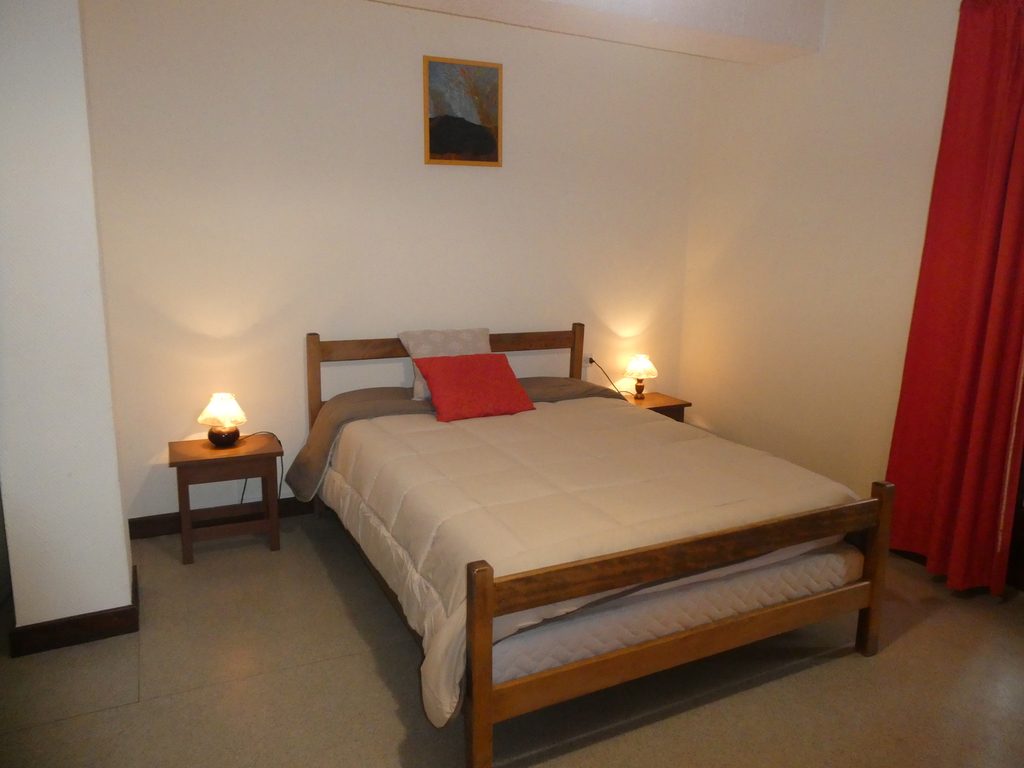 La chambre du Colomby 1 et son grand lit