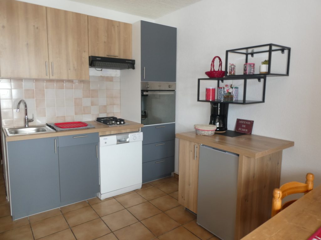 La cuisine rénovée du Colomby 1, four et lave-vaisselle