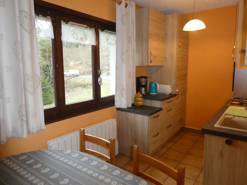 La cuisine du Colomby 2, ouverte sur la montagne