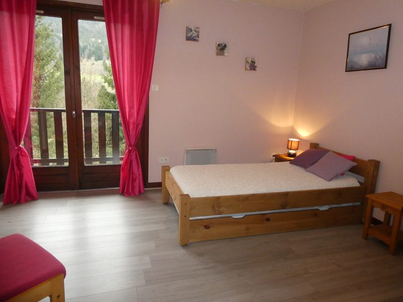 Chambre lumineuse du Colomby 2, ouverte sur le balcon