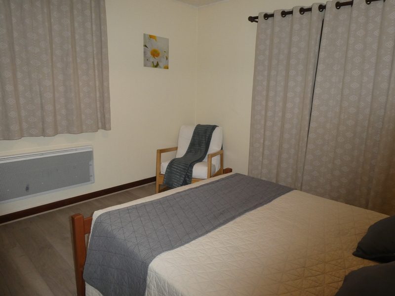 La chambre du Colomby 2, lit double et fenêtre