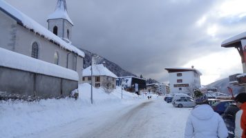 Le village de Lélex et son église sous la neige